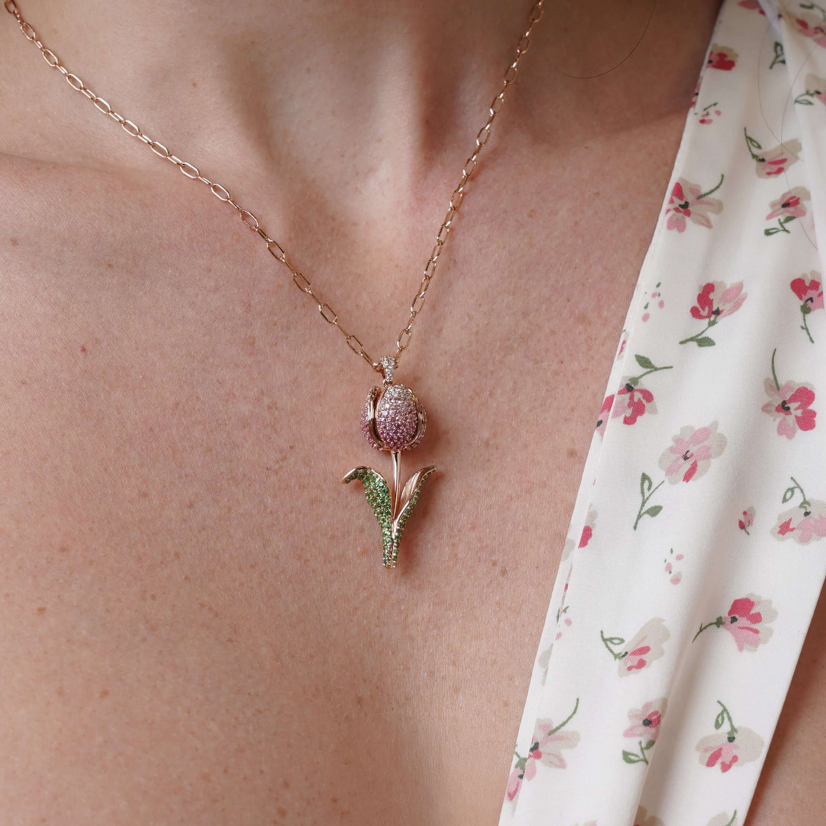 دلاية زهرة النجوم على شكل زهرة التوليب من الذهب الوردي بأحجار كريمة وردية وبنفسجية وخضراء – المنظر 3