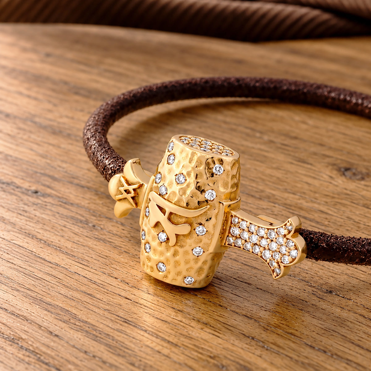 Signet Leather Bracelet | 18K Yellow Gold and Natural Diamond